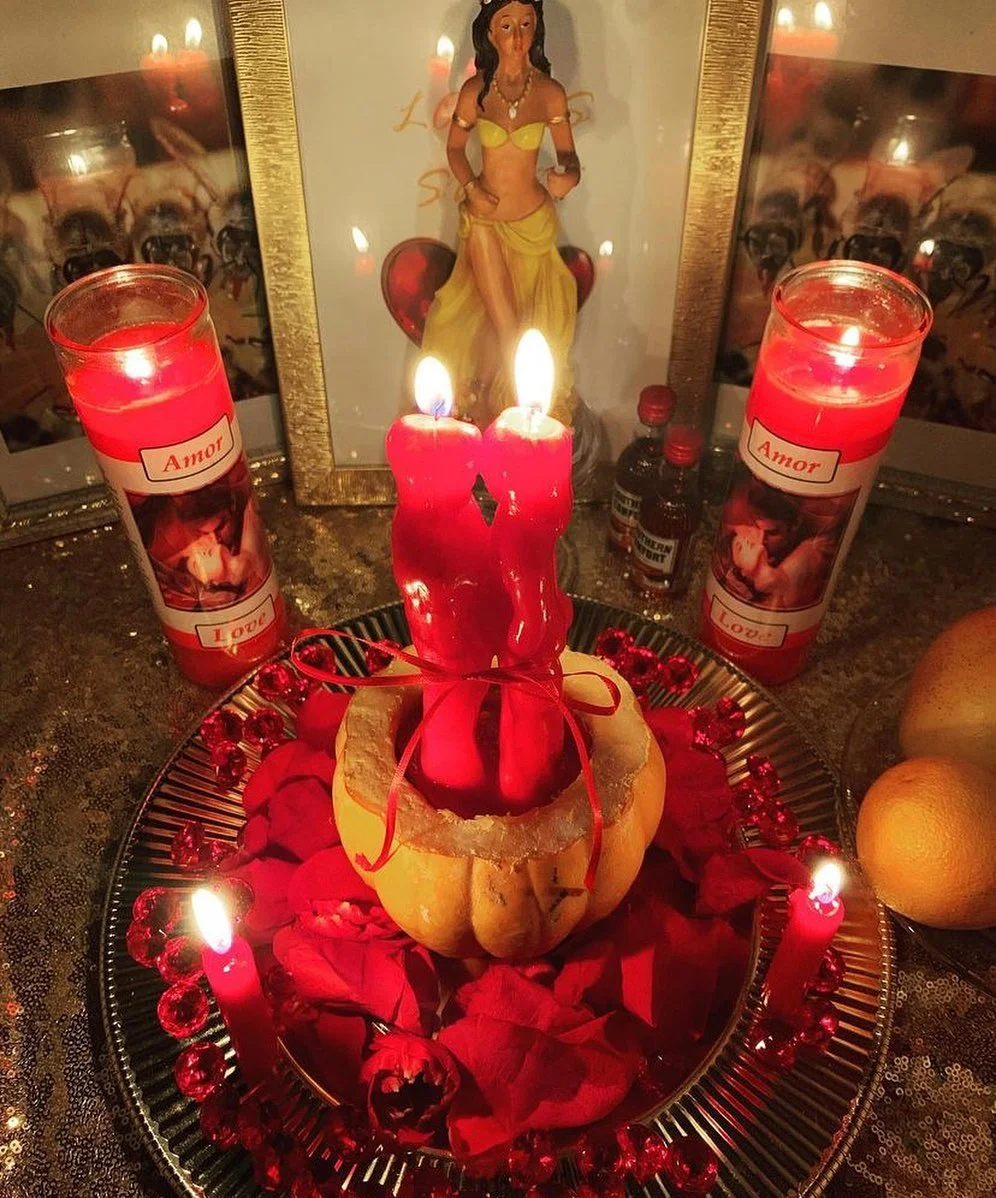 Altar de amor con velas rojas y ofrendas sagradas