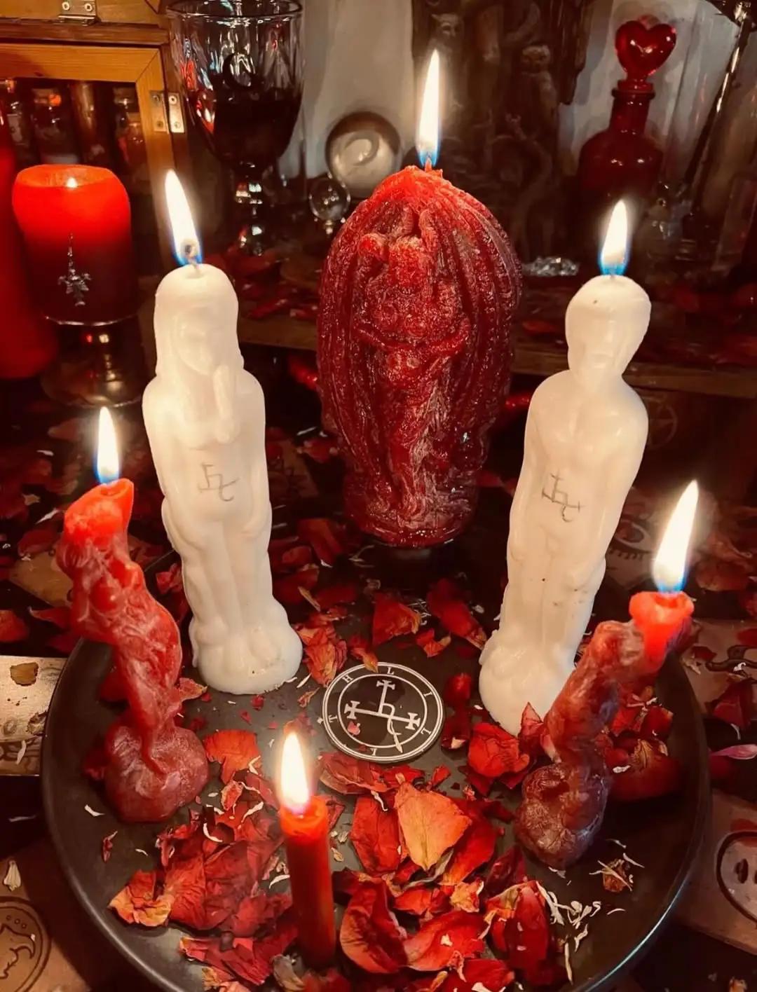 Figura ritual de cera roja con fuego